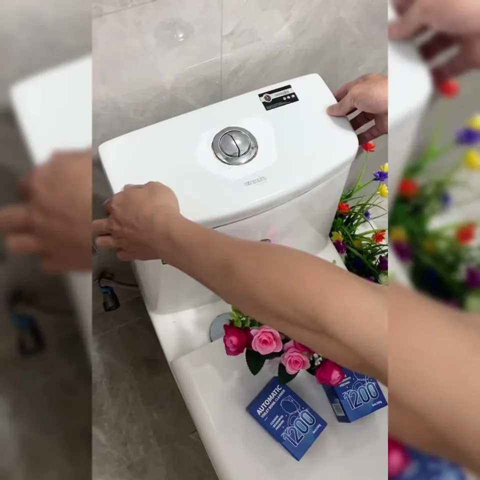 جل منظف مرحاض بتصميم حوت للنظافة والانتعاش